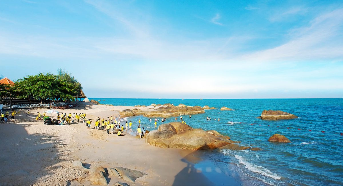 Bãi biển Long Thủy mang vẻ đẹp yên bình với bãi cát mịn trải dài, rất thích hợp để thư giãn và tắm nắng 
